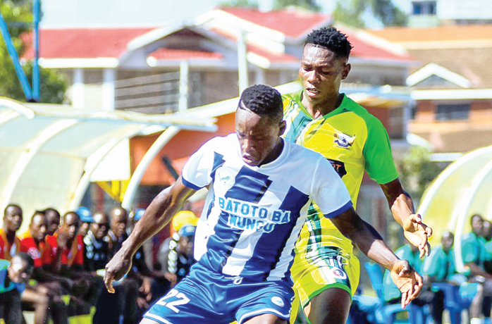 Sofapaka’s Baron Ochieng (left) shields the ball from Ambrose Sifuna of Kakamega Homeboyz during their league match on Friday. PHOTO/FKF