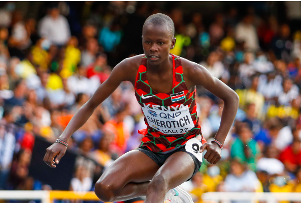 Kenya's Faith Cherotich on her way to the world U20 3000m steeplechase title in Cali.