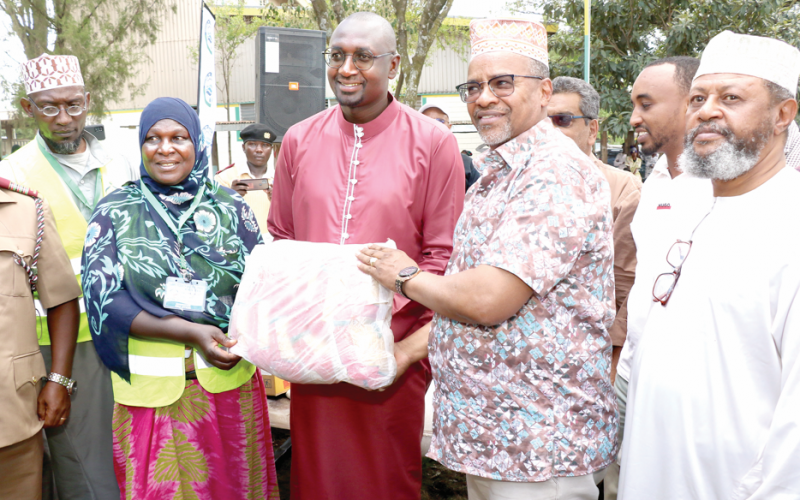 Water Cabinet Secretary Zachariah Njeru donates foodstuff to Muslim faithful in Nakuru during the Ramadhan Special relief allocation programme for needy and deserving members of the community as they start the holy month. PHOTO/Raphael Munge