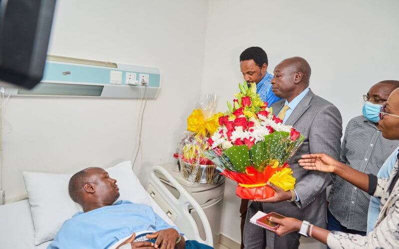 Deputy President Rigathi Gachagua presents flowers to Chief Inspector John Misoi. PHOTO/Rigathi Gachagua/Print 