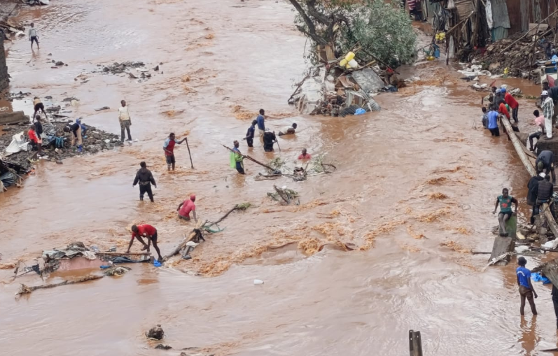 ‘Nothing has come from govt, we help ourselves’ – Mathare slum residents cry after flooding