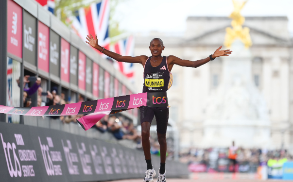 London Marathon: Munyao shows resilience to win as Bekele makes history