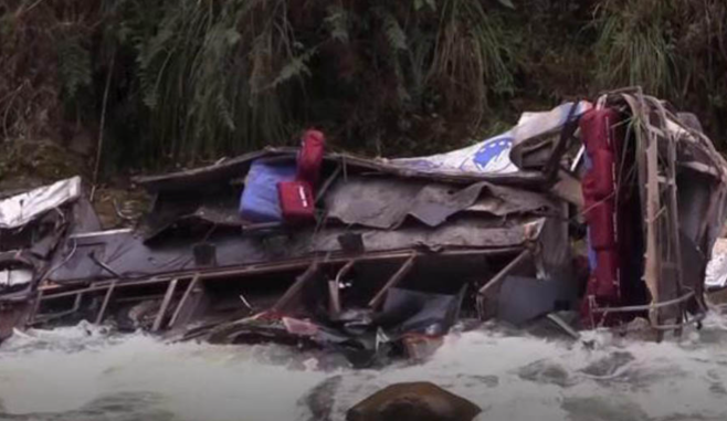Bus crash kills 25, injures 13