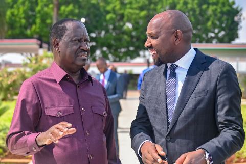 Raila Odinga and Murkomen having a conversation. PHOTO/@kipmurkomen