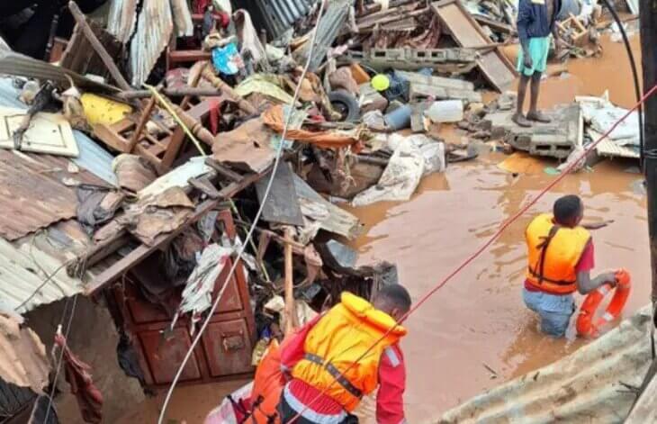 Kenya Red Cross personnel on a rescue mission after several houses were marooned by flood waters. Heavy rains caused flooding across Kenya in April 2024. PHOTO/@KenyaRedCross/X
