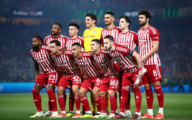 Olympiacos players pose for a photo. PHOTO/@olympiacosfc/X