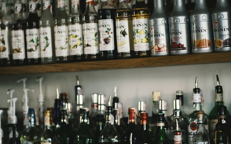 A bar counter with drinks. PHOTO/Pexels