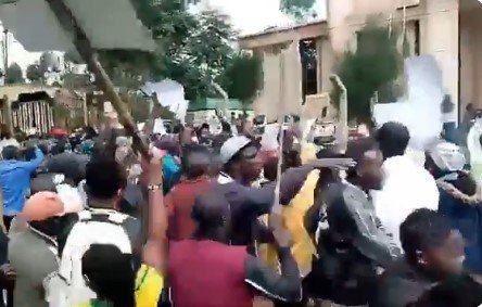 A group of protesters in Wangige, Kabete Constituency. PHOTO/Screengrab by People Daily Digital