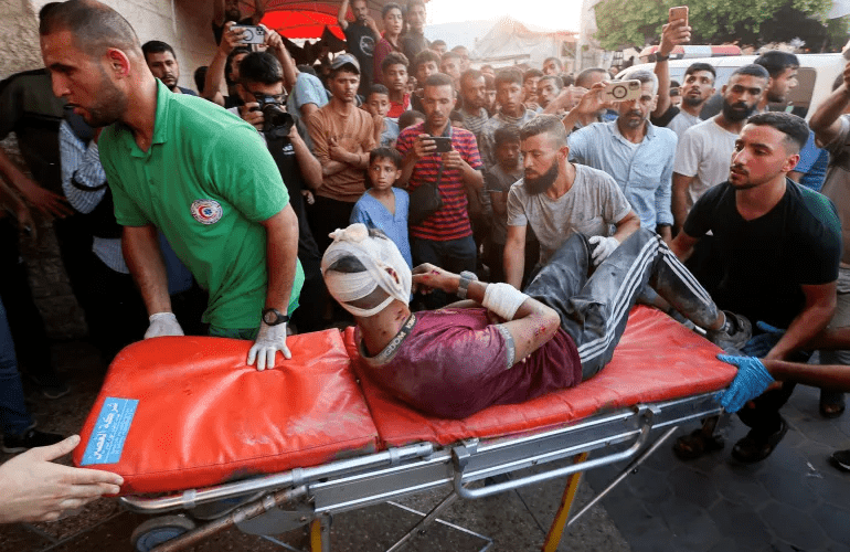 Medical workers tend to a Palestinian, who was wounded in an Israeli strike in Deir Al-Balah in the central Gaza Strip. PHOTO/Ramadan Abed/Reuters