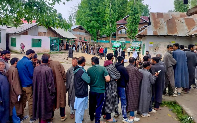 Cirizens line up to vote in the elections in India. PHOTO/@NDTVElections.X