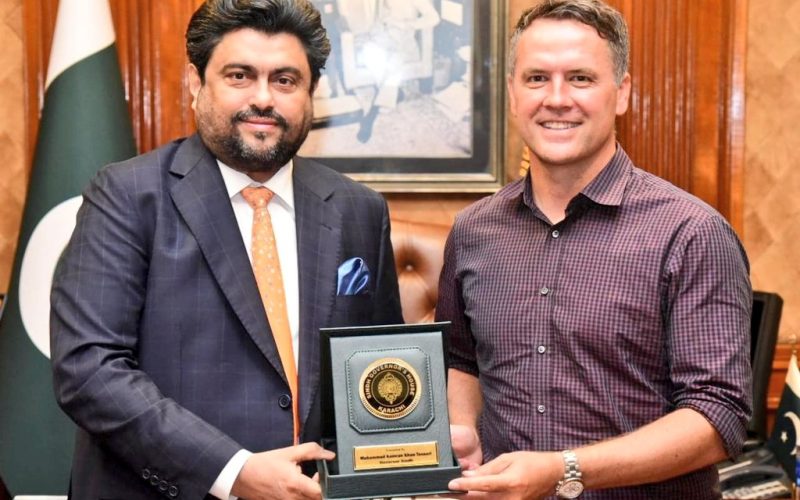 Michael Owen meets Pakistan Governor kamran Tessori. PHOTO/@faisalfarooqi/X