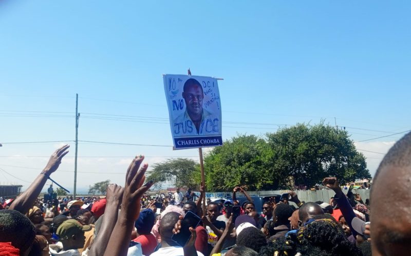 Kiawara traders carrying a placard with a picture of the late Charles Chomba.PHOTO/Loise Wambugu