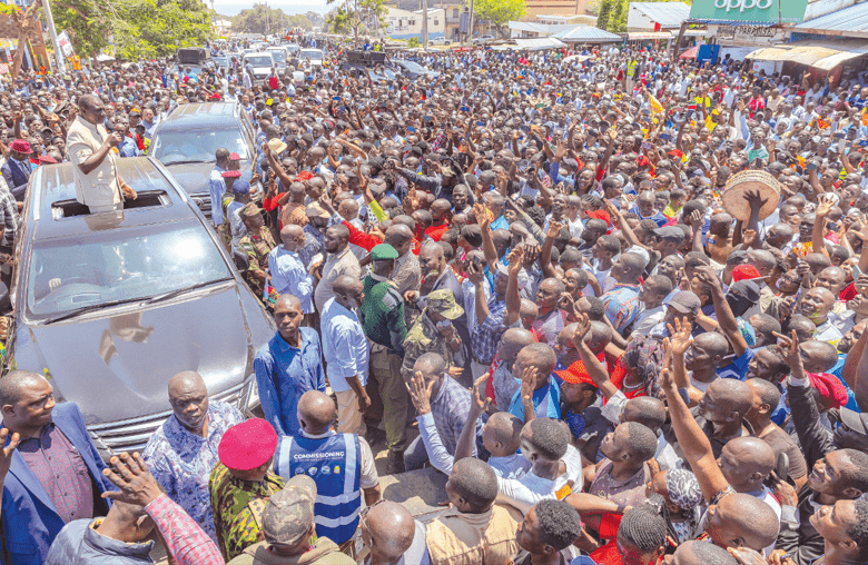 President William Ruto addresses residents of Homa Bay during a meet-the-people development inspection tour in the Nyanza region. PHOTO/Print