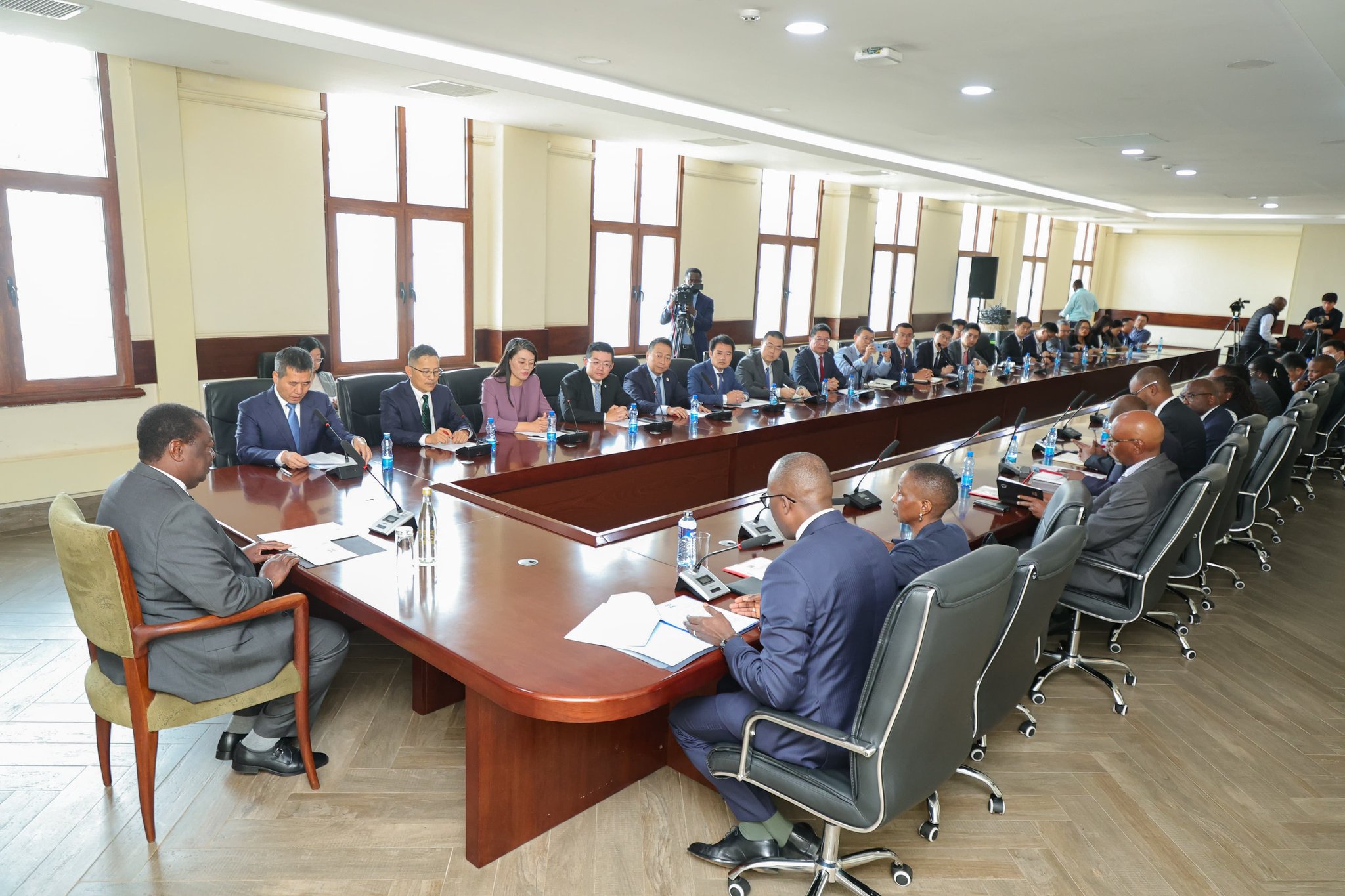 Prime Cabinet Secretary Musalia Mudavadi engaging with the Chinese business and media community during their courtesy visit to the Railways HQ offices on August 6, 2024. PHOTO/@MusaliaMudavadi/X