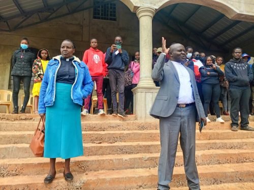 Church elders speak to angry youths in Nyeri on Sunday, August 18, 2024. PHOTO/ Loise Wambugu