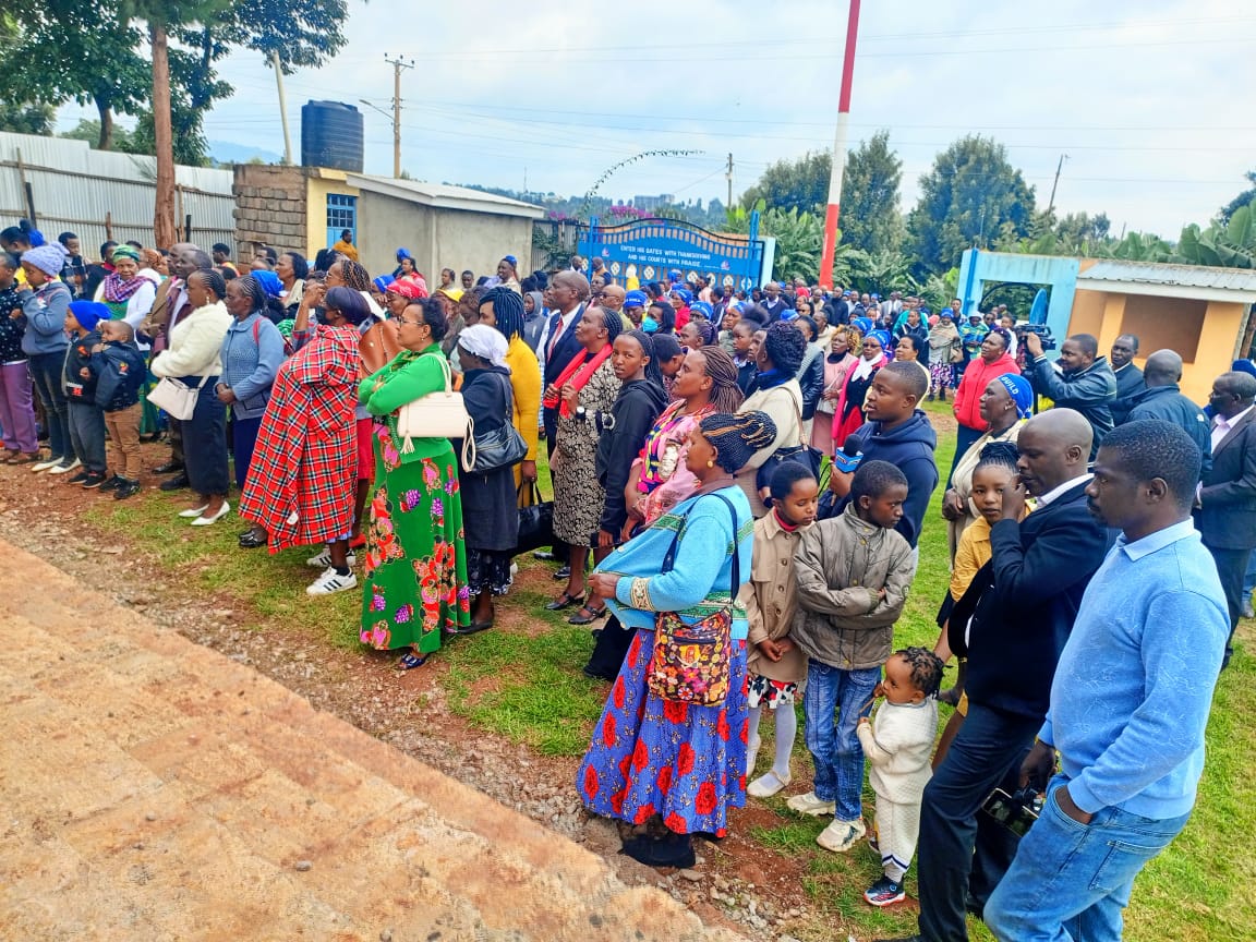 Angry youths disrupt church service and protest against the dismissal of the pastor