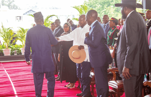 Uganda’s President Yoweri Museveni shakes hands with Raila Odinga as Presidents Samia Suluhu Hassan, William Ruto and Salva Kirr look on at State House, Nairobi, yesterday. PHOTO/PCS