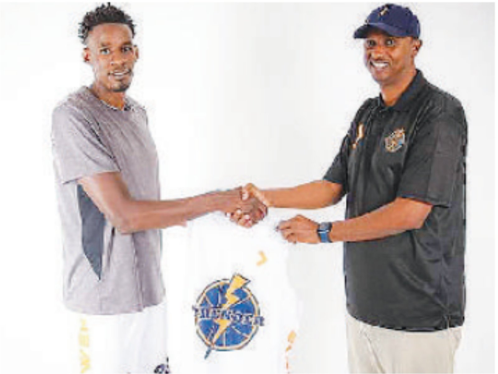 Taylor Ongwae (L) receives Thunder team’s jersey from club General Manager Kooshin Diriye (R)