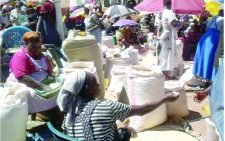 Traders at the disputed Ting’a market, which straddles the Nyamira-Kisii boundary. PHOTO/Evans Nyakundi