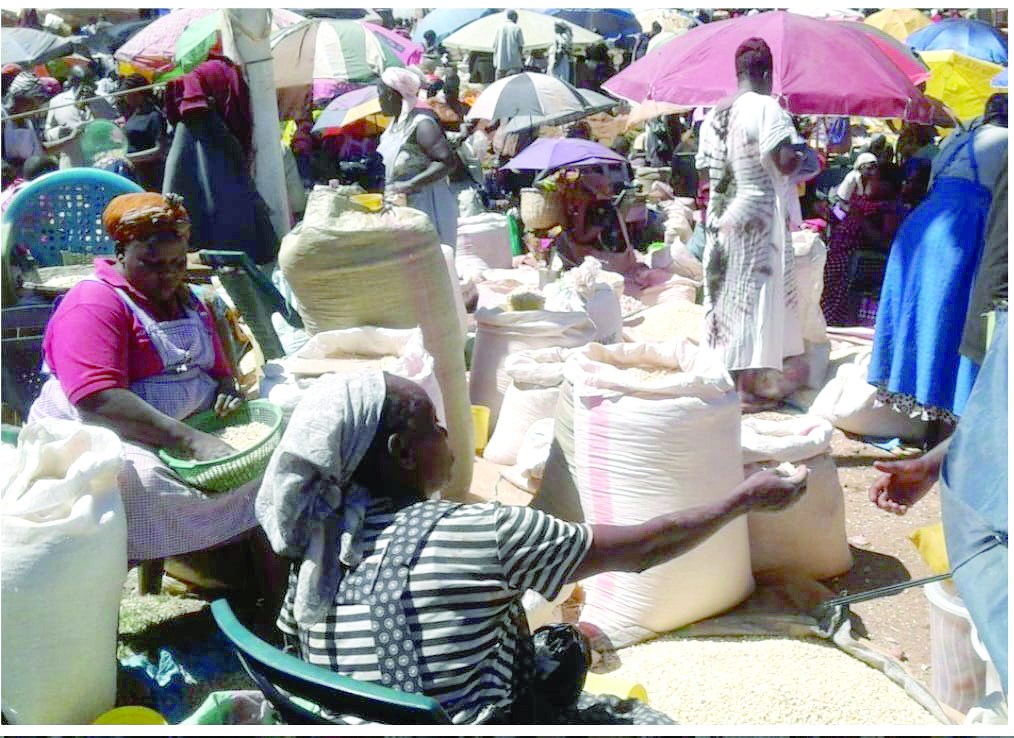 Traders at the disputed Ting’a market, which straddles the Nyamira-Kisii boundary. PHOTO/Evans Nyakundi