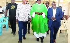 National Assembly Speaker Moses Wetang’ula joined Chebukwa Catholic Church in Bungoma for a Sunday service, yesterday. He was received by Father Protus Michael Osyanju and other church leaders. PHOTO/https://www.facebook.com/SpeakerMosesMasikaWetangula