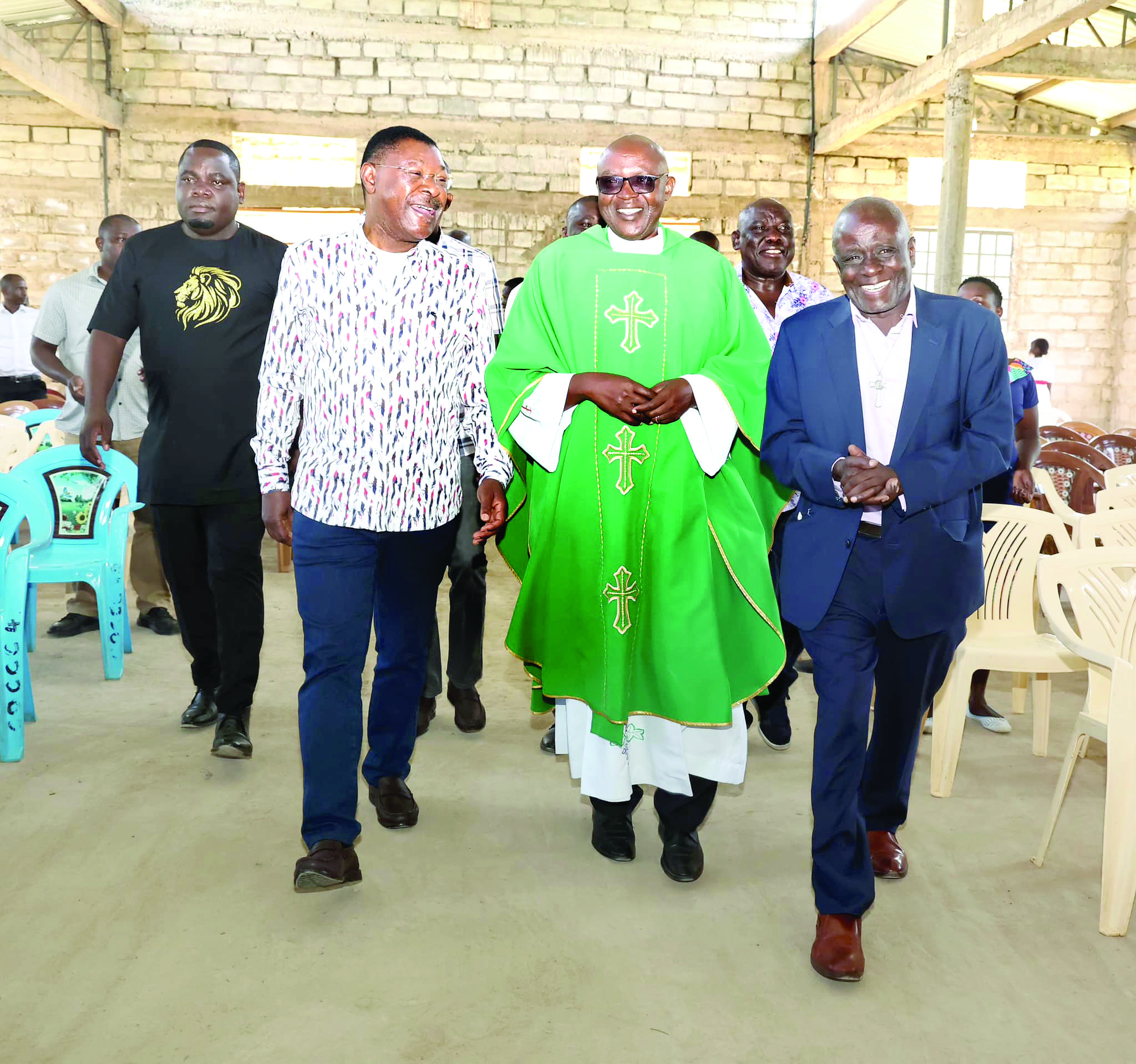 National Assembly Speaker Moses Wetang’ula joined Chebukwa Catholic Church in Bungoma for a Sunday service, yesterday. He was received by Father Protus Michael Osyanju and other church leaders. PHOTO/https://www.facebook.com/SpeakerMosesMasikaWetangula