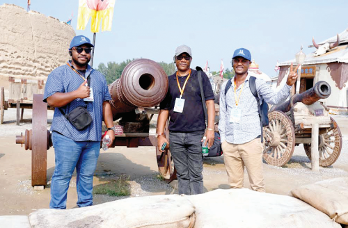 Journalists stand by a cannon at Zhenbeibu Western Film studios. PHOTO/TRAVELOGUE CHINA