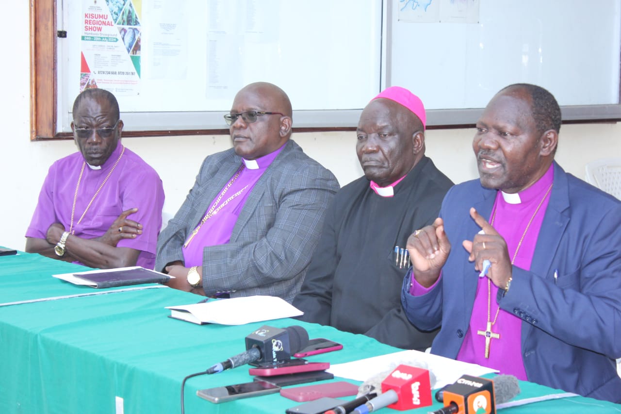 Nyanza religious leaders hold press briefing, asking the state to be accountable to exercise of power. Left Rev. Charles Onginjo, of Diocese of Maseno South , Clement Otieno of Free Pentecostal church of Kenya, Rev Patrick Ligawa of church of christ in Africa, Prof David Kodia of Bondo Diocese and John Mark Godia of Diocese of Maseno West. PHOTO/Kepher Otieno