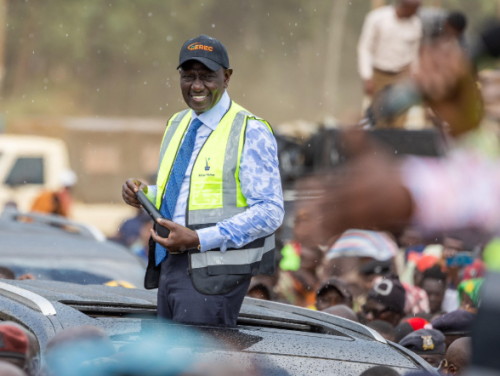 President William Ruto braves a light rain during his tour of Kakamega County on Tuesday, January 21, 2025. PHOTO/@WilliamsRuto/X