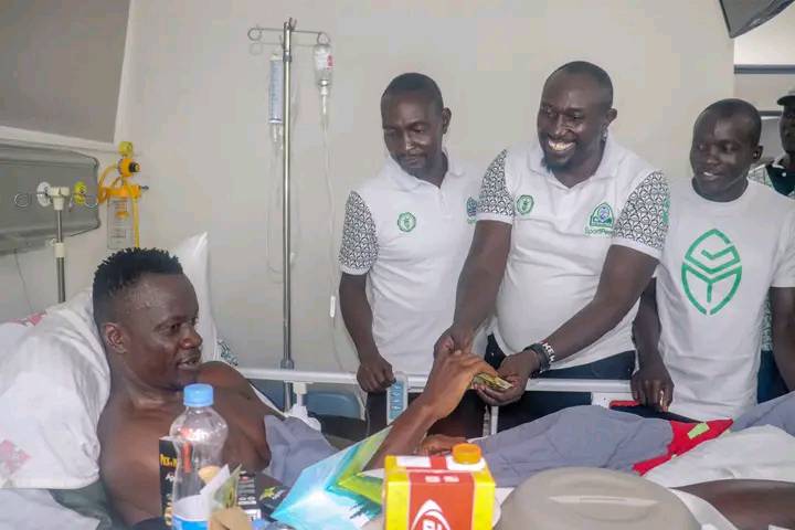 Gor Mahia coach and players visit Kennedy Onyango after horrific injury