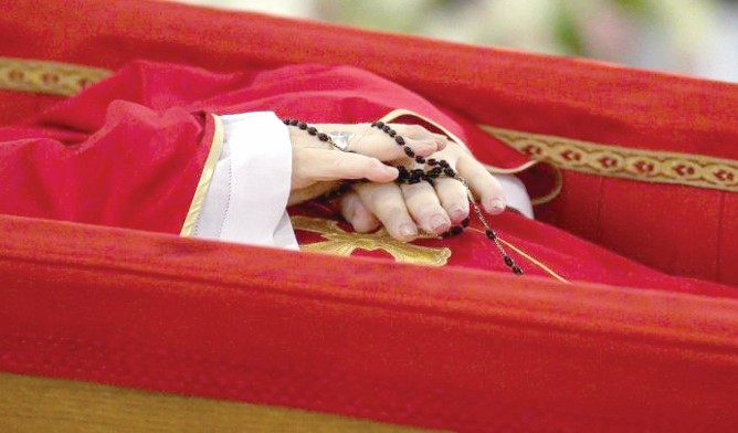 Pope Francis lying in state while holding a rosary. PHOTO/PRINT