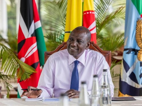President William Ruto receives a briefing from Tumaini Initiative mediators on the South Sudan peace process at State House, Nairobi, on May 22, 2025. PHOTO/@WilliamsRuto/X