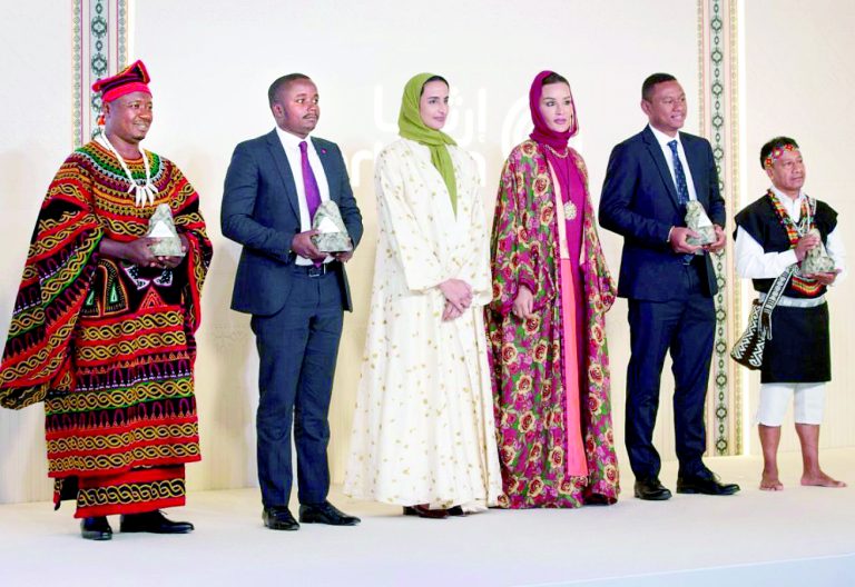 Her Excellency Sheikha Hind bint Hamad Al Thani, Vice Chairperson and CEO, Qatar Foundation (third from left) and Sheikha Moza bint Nasser pose with the four winners of the Earthna Prize, from left: Farmer Tantoh (Cameroon), Blooming World (Kenya) Blue Ventures (Belize, Indonesia, Kenya, Madagascar and Senegal) and Fundación Suma Kausai (Colombia).PHOTO /qatarliving.com