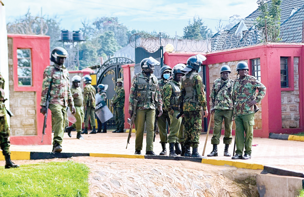 Securitv officers keep vigil outside Trans Nzoia Governor George Natembeya’s residence in Kitale yesterday. PHOTO/Yusuf Masibo