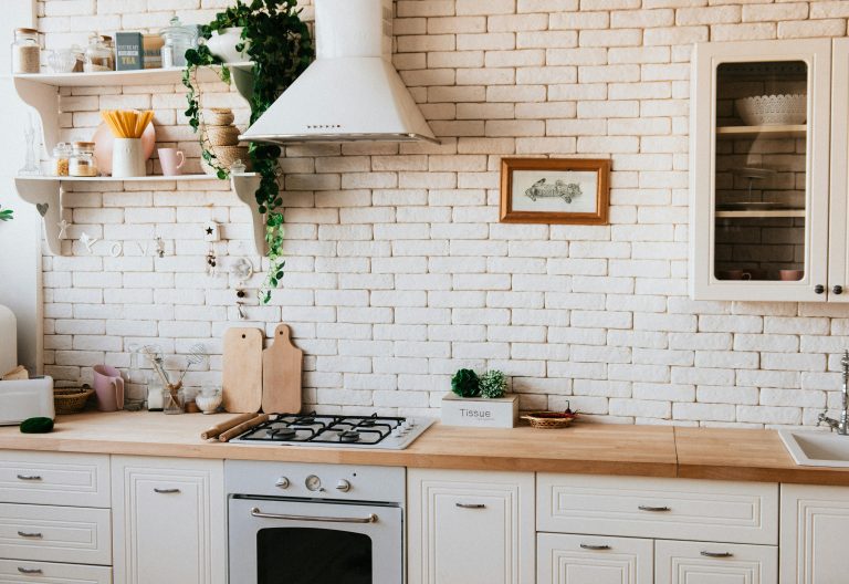 A kitchen fit with modern appliances. Image used for illustration purposes. PHOTO/Pexels
