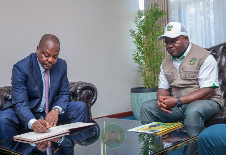 Cabinet Secretary for Agriculture and Liveatock Development Mutahi Kagwe and Kakamega County Governor Fernandes Barasa in a meeting during the Agricultural Society of Kenya show on Friday, June 13, 2025.PHOTO/@kilimoKE/X