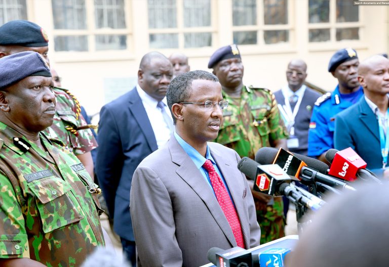 IPOA boss Ahmed Issack Hassan (centre) and police chief Douglas Kanja (left) in Nairobi, on June 9, 2025. PHOTO/Bernard Malonza