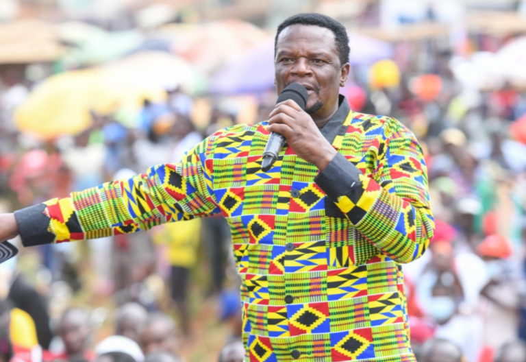 Waluke scolds youth for heckling him