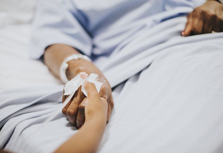 A person holding a loved one\'s hand in a hospital. The image is used for illustration. PHOTO/Freepik