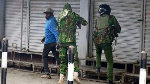 Police officers seen just before opening fire on Boniface Kariuki, a street vendor, during protests in Nairobi on June 17, 2025. PHOTO/@Independent/X