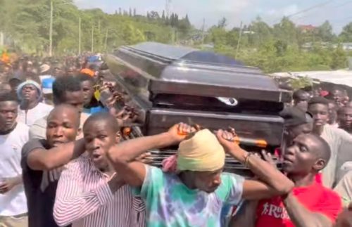 Thousands of mourners carry the casket bearing the remains of 31-year-old blogger and teacher Albert Ojwang to Mawego Police Station on Thursday, July 3, 2025, where they later set the building on fire. PHOTO/@kibey__/X