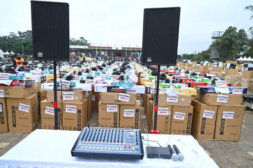 Ruto's goodies to Nairobian at statehouse. PHOTO/https://www.facebook.com/photo/?fbid=1355569662590970&set=pcb.1355570152590921