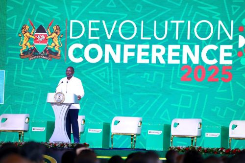 President Ruto addressing county boses in Homa Bay. PHOTO//https://www.facebook.com/photo/?fbid=4030024671826440&set=pb.100044568393671.-2207520000