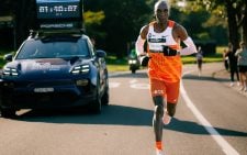 Kipchoge embraces fans after 9th place finish at Sydney Marathon