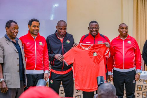 Kenya’s football legends posing for a photo. PHOTO/A screengrab by People Daily Digital/@Waziri_Mvurya/X