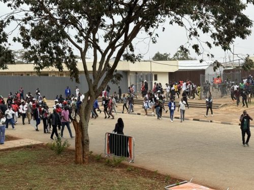 Fans force their way into the stadium. PHOTO/@LarryMadowo/X