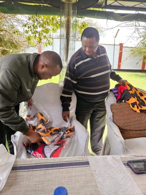 COTU Secretary General Francis Atwoli  (R) with AFC Leopards NEC at his Kajiado home on Monday. PHOTO/https://www.facebook.com/100051714921277/posts/pfbid02JQVNbUtfZqxEXqstVeCAKkpLWLX362aJ5ziMXLSAkKweP5ie8FFYexbrSVtJ5jQjl/?app=fbl