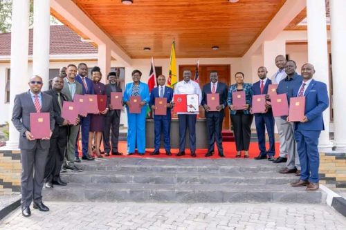 President William Ruto signed into law the County Allocation of Revenue Bill, 2025, and the County Public Finance Laws (Amendment) Bill, 2023, at the State Lodge in Homa Bay on Wednesday, August 17, 2025. PHOTO/https://www.facebook.com/100044138484360/posts/pfbid0TWJpwnTi3ZiGYtrEpSMN1Vd1kJuWv6KWx8m7yAZFUgKmcyeDTr8b4fYkpiSjZBrQl/?app=fbl