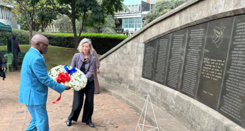 Chargé d’Affaires Carla Benini lays a wreath of flowers on the site of the 1998 bomb blast on August 7, 2025. PHOTO/@USAmbKenya/X