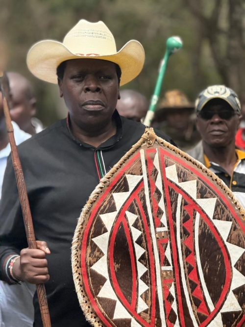 Eugene Wamalwa while perfoming the Tero Buru at Raila Odinga's home. PHOTO//https://www.facebook.com/photo.php?fbid=2705252603139875&set=pb.100009654852386.-2207520000&type=3